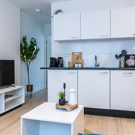 Fully Equipped Apartment, Lovely Bed * 에인트호번